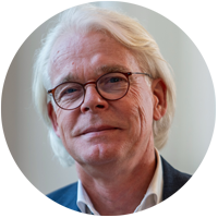 Paul-bij-raam_portret_200px
